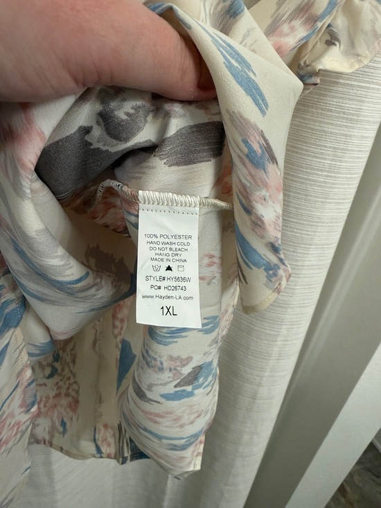 Hayden LA Cream Top w Blush Pink & Dusty Blue Watercolor Ruffle sleeve 1XL NWT - Picture 4 of 5